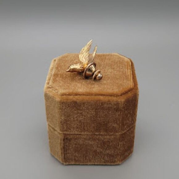 AVON Vintage Gold Tone Bird Pin - Picture 4 of 6